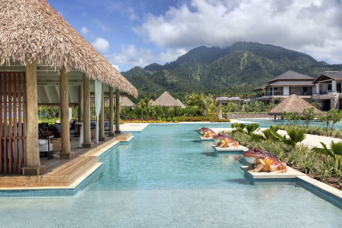 The pool and swim-up bar at Kwéyòl Beach Café.